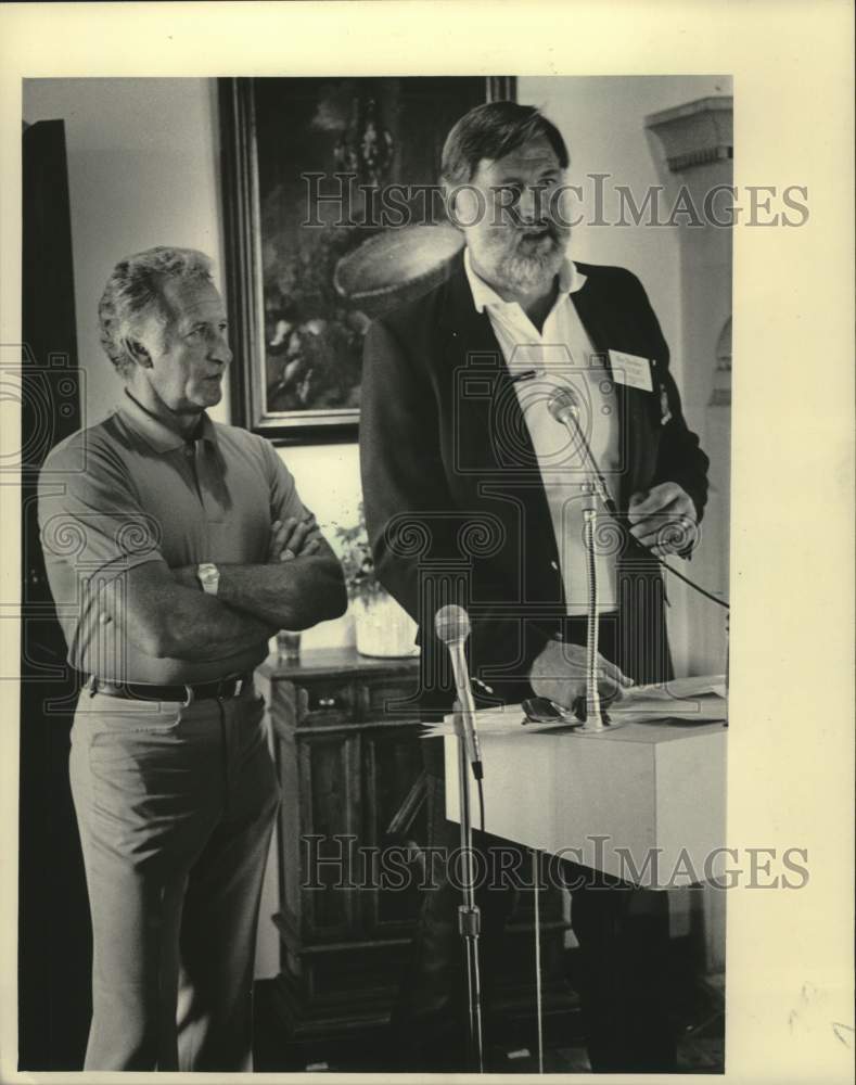 1984 Press Photo Sportscaster Bob Uecker with Football Player Ben Davidson- Historic Images