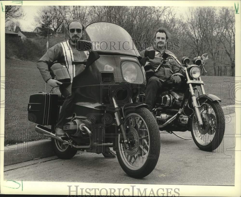 1982 Press Photo Greg Patzer and Bob Griffin teach how to operate motorcycles- Historic Images