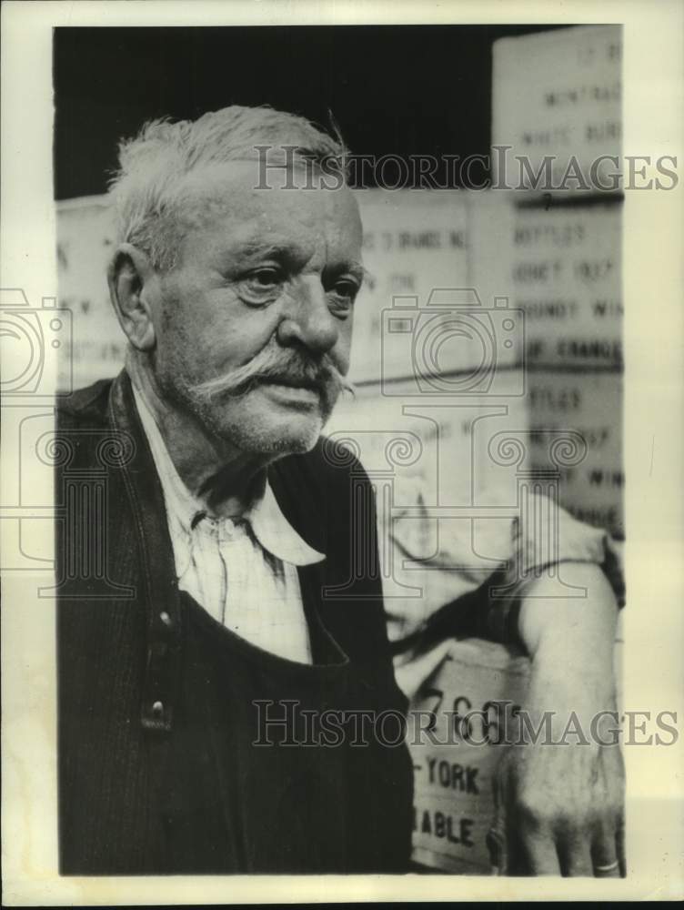 1941 Press Photo Grape grower in Burgundy, France- Historic Images