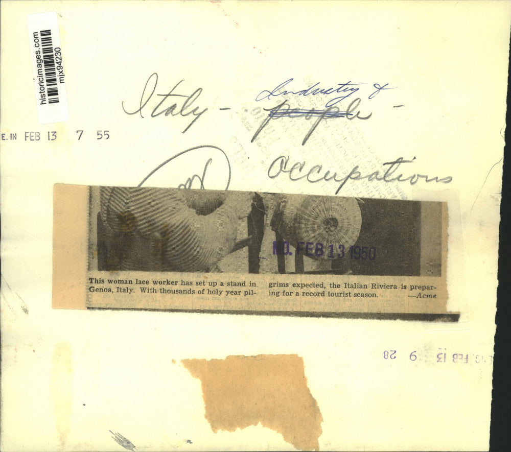 1950 Press Photo Man Looks Over Lace Worker's Handicraft At Stand In Genoa Italy