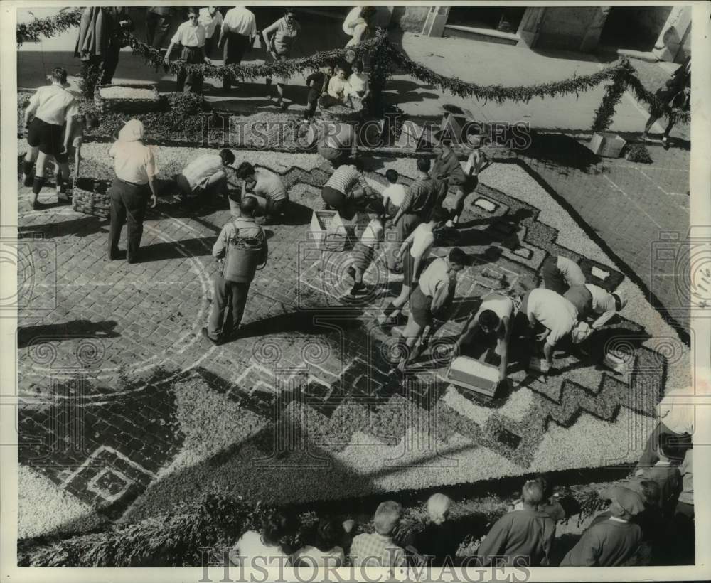 1957 Press Photo Petals are spread within chalked patterns in Italy. - mjx94816