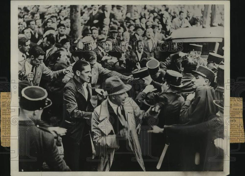 Load image into Gallery viewer, 1936 Press Photo French group Croix de Feu mix with police after dismiss attempt
