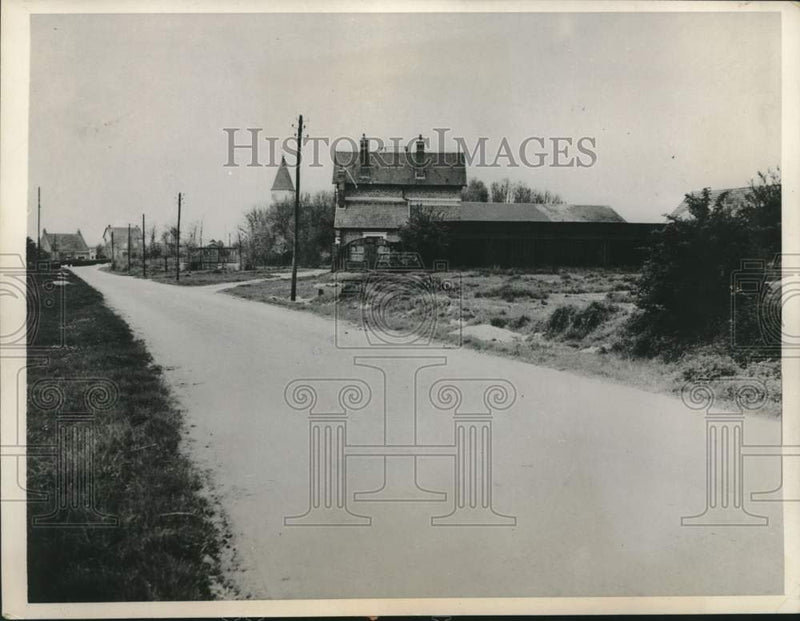 Load image into Gallery viewer, 1937 Press Photo Entrance to the village of Cantigny, France - mjx95047
