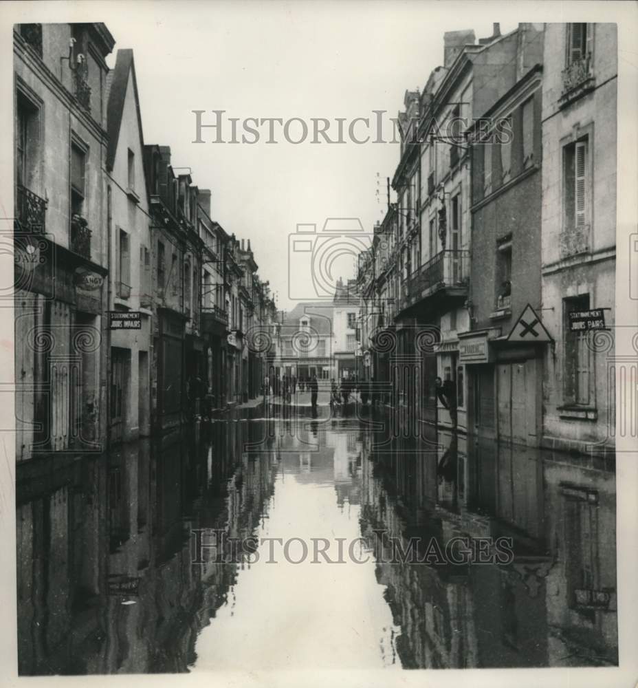 1953 Press Photo Vienne River in the Center of the City of Chatellerault, France