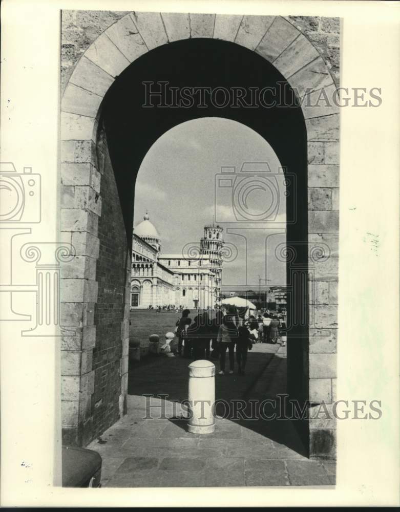 1983 Press Photo Porto Roma arch frames the tower at Pisa, Italy - mjx95434