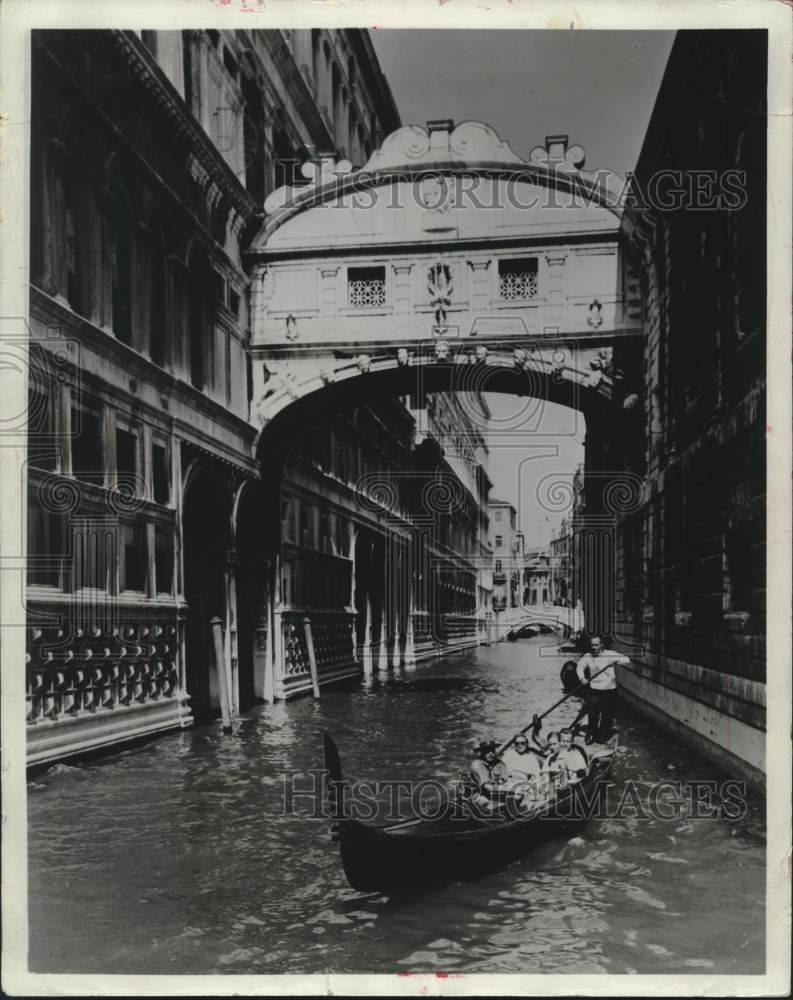 1980 Press Photo The bridge of sighs spans a canal in Venice, Italy - mjx95678