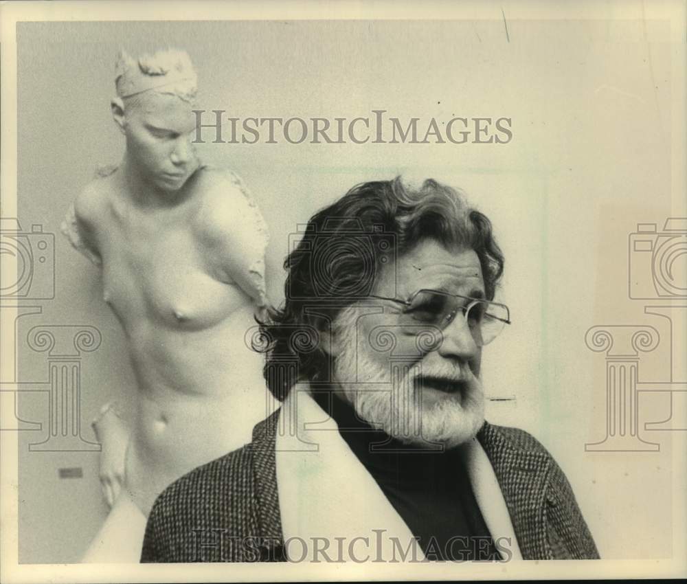 1986 Press Photo Orzaio Fumagalli by sculpture in Wisconsin - mjx95791- Historic Images