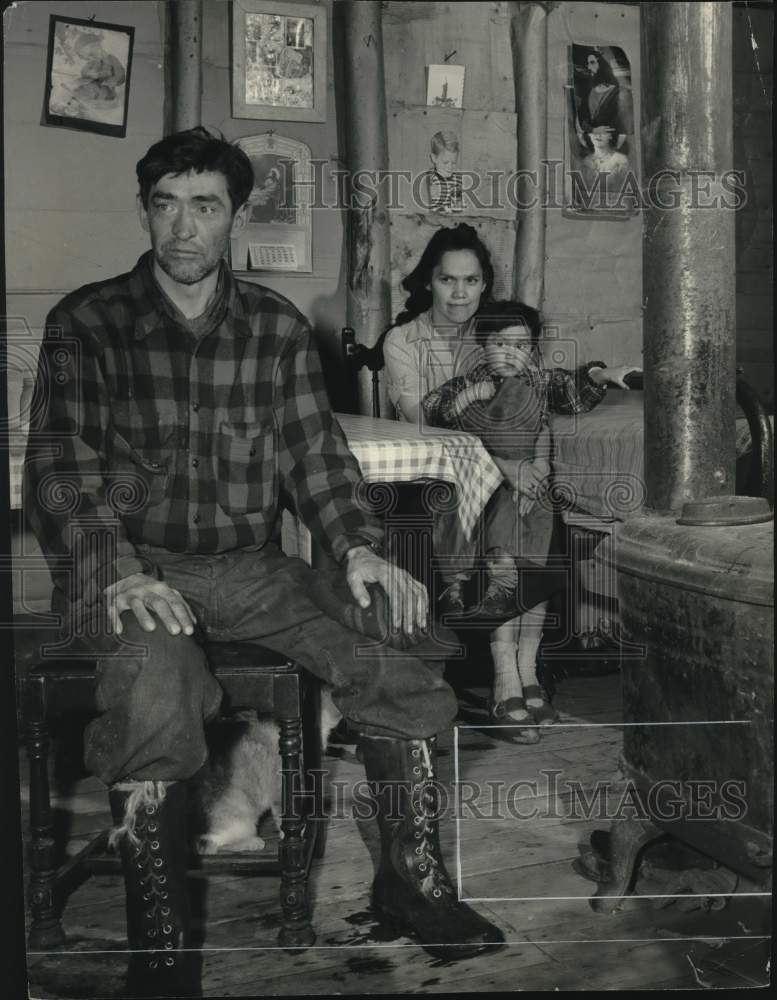 1950 Press Photo Indian family at home in Wisconsin - mjx96297- Historic Images