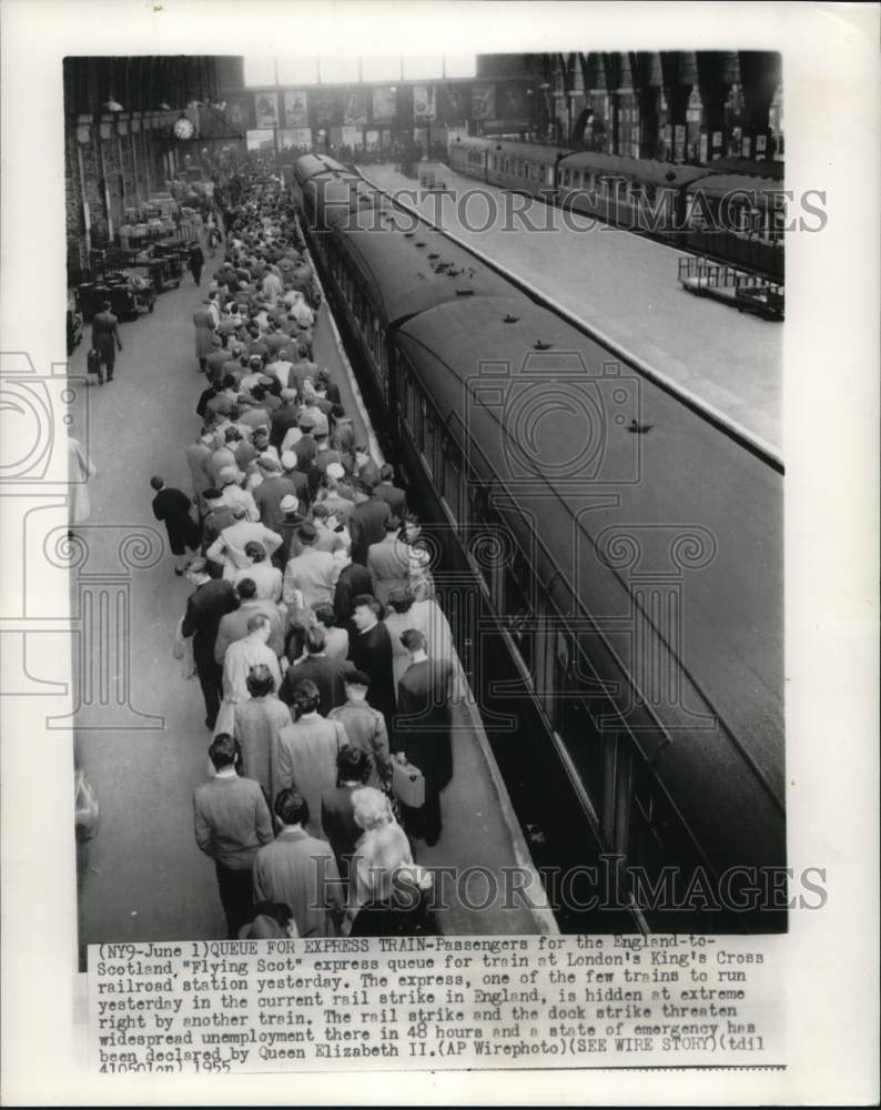 1955 Press Photo Passengers in line for England to Scotland train in London- Historic Images