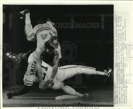 1985 Press Photo Seattle's Jack Perconte jumps over Lonnie Smith in Kansas City- Historic Images