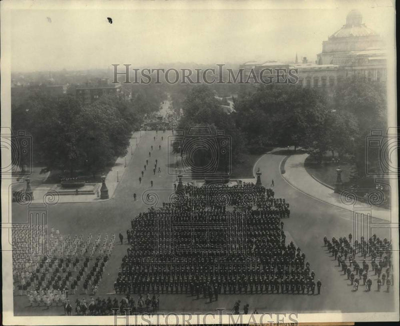 Load image into Gallery viewer, 1923 Press Photo Aerial view of military escort of President's casket by Capitol

