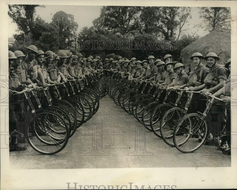 Load image into Gallery viewer, 1940 Press Photo Army Black Watch regiment on bikes near British coastal city
