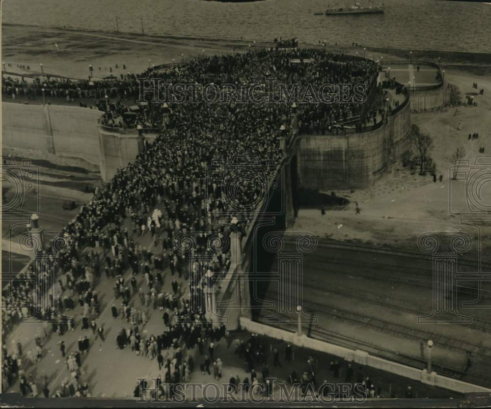 1928 Press Photo Crosses Lincoln Memorial bridge to greet pilots in Milwaukee- Historic Images