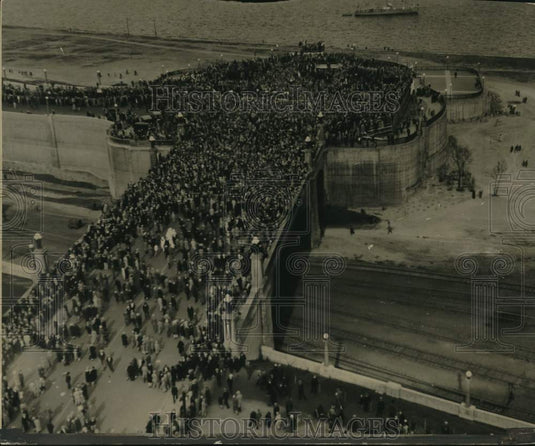 1928 Press Photo Crosses Lincoln Memorial bridge to greet pilots in Milwaukee- Historic Images