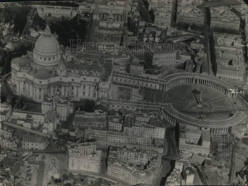 Load image into Gallery viewer, 1946 Press Photo Aerial view of St. Peter's Square and Bernini's Colonnade
