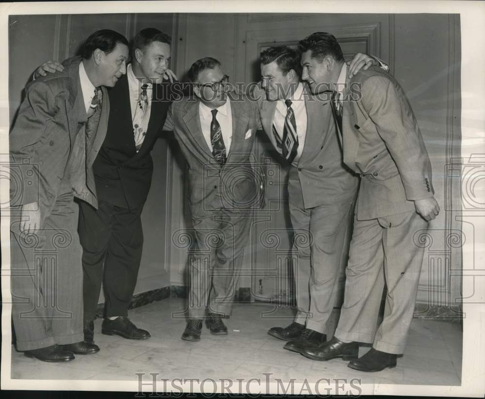 1950 Press Photo Cardinals&#39; Coach Earl Lambeau with Chicago Club&#39;s leaders- Historic Images