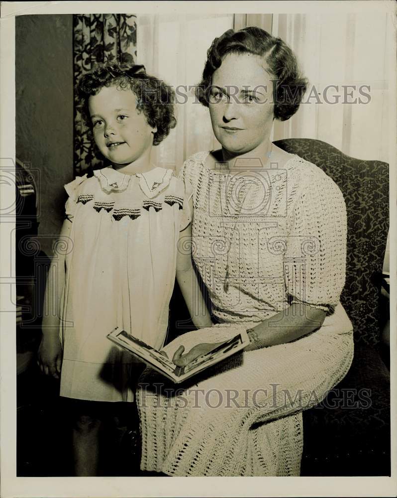 1935 Press Photo Mrs. Franklyn Orth and daughter Marilyn - mjx98109