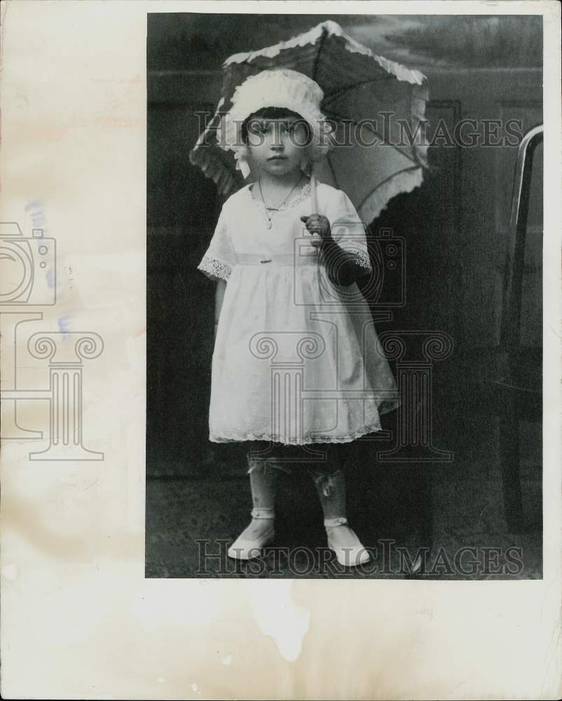 1920 Press Photo Young Helenjane Lynch of Milwaukee, dressed in her Sunday best- Historic Images