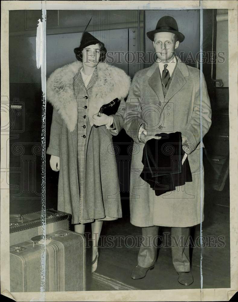 1938 Press Photo Mis Virginia Fox and Frederick Uihlein at train station- Historic Images