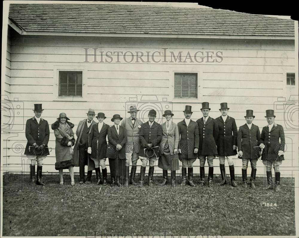 1929 Press Photo Milwaukee socialites gathered for hunting event, Wisconsin- Historic Images