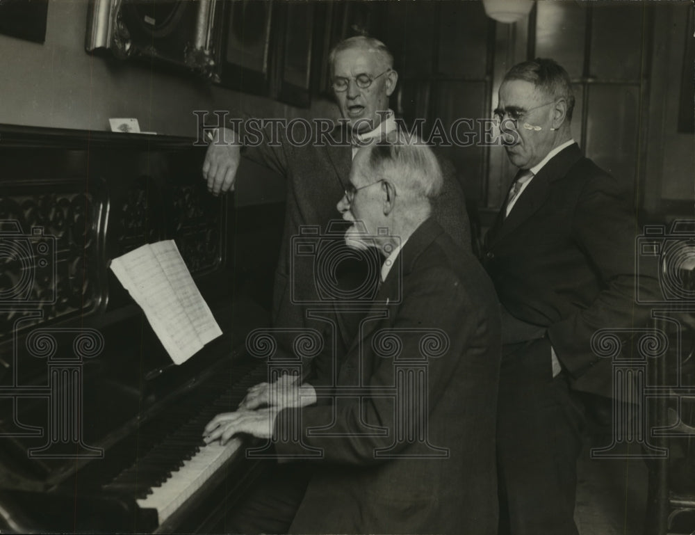 1927 Press Photo Singers practicing to sing at Old Settlers&#39; Club Banquet- Historic Images