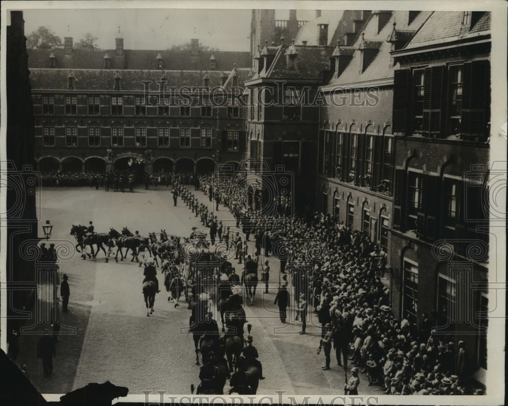 1929 Press Photo State Carries Dutch Royal Family to Parliament Buildings- Historic Images