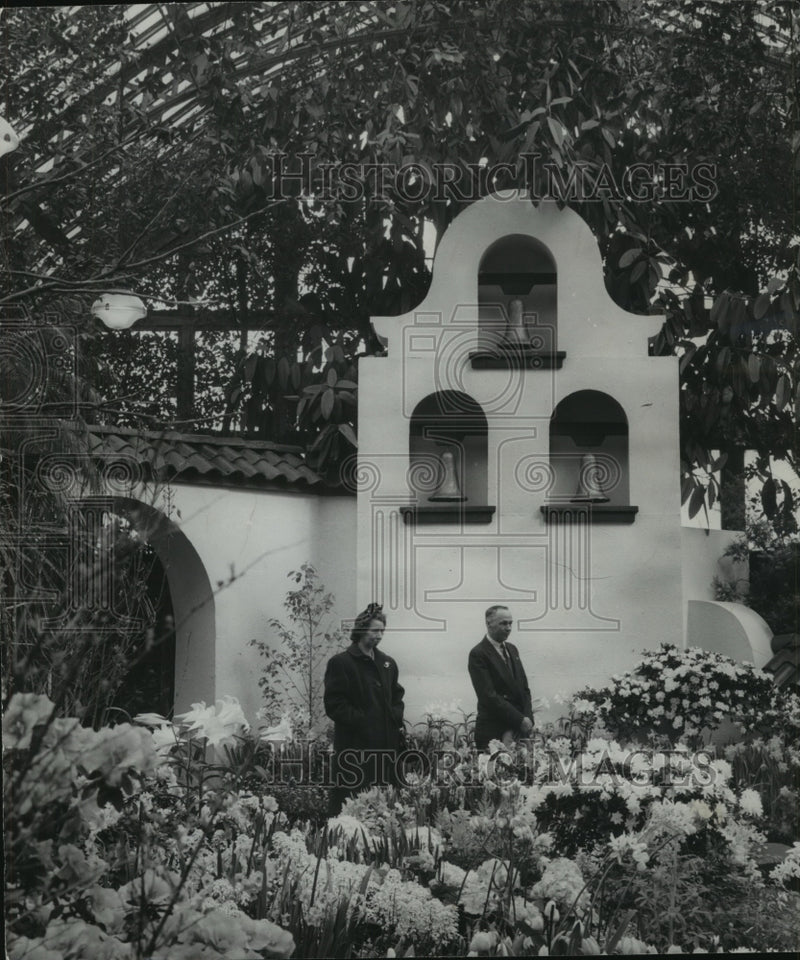 Load image into Gallery viewer, 1948 Press Photo Mitchell Park Conservatory mission garden in Milwaukee, Wis.
