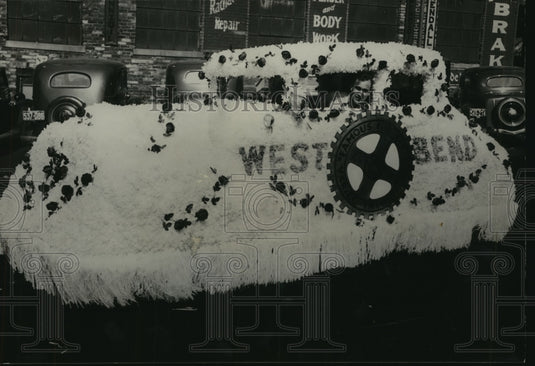 1935 Press Photo West Bend City float in Milwaukee parade. - mjz03494- Historic Images