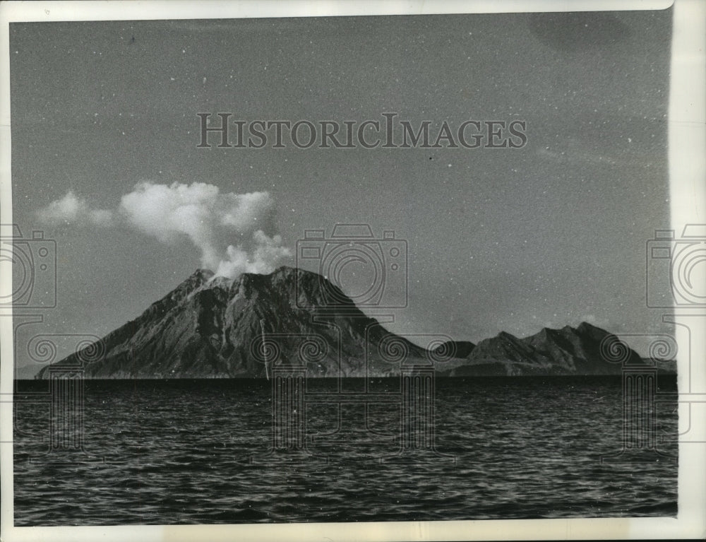 1942 Press Photo Smoke Rising Out of a Volcano On the Bonin Islands In Japan- Historic Images