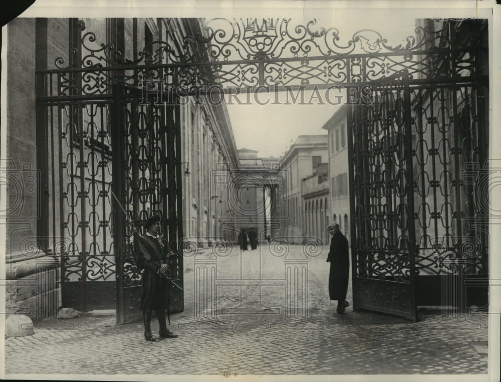 1931 Press Photo A Swiss Guard stands guard at the entrance gate to Vatican City- Historic Images