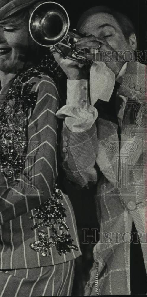 1976 Press Photo Edie Adams & husband Pete Candoli perform at the Pfister Hotel- Historic Images
