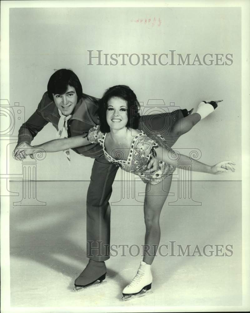 1972 Press Photo Skating duo John MacWilliams &amp; Wendy Watson of &quot;Holiday on Ice&quot;- Historic Images