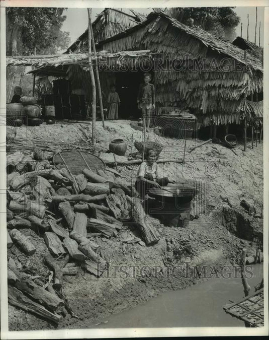 1958 Press Photo Lakeside dwelling of a family at the Tonle Sap Lake, Cambodia- Historic Images