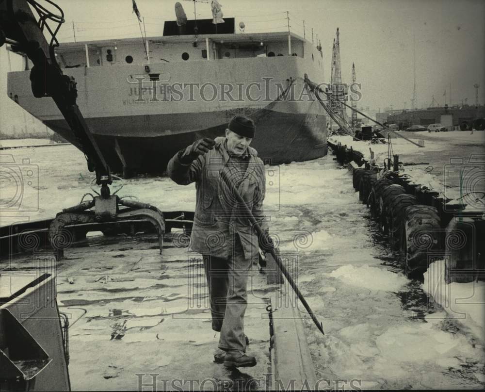 1984 Press Photo Alvin Klafke pushes ice away from dock of The Harbor Seagull- Historic Images