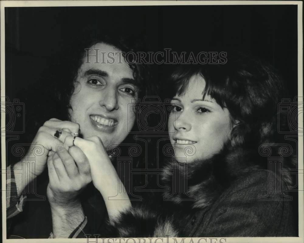 1969 Press Photo Singer Tiny Tim with bride-to-be Vicki May Budinger in New York- Historic Images