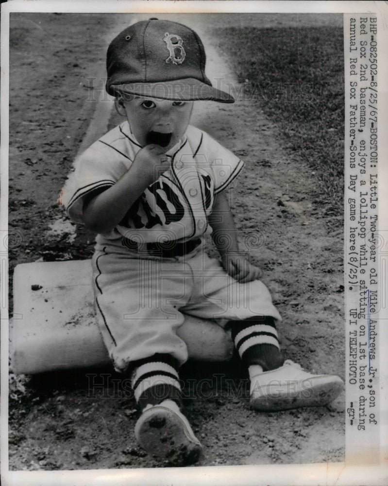 Load image into Gallery viewer, 1967 Press Photo Red Sox Mike Andrews' Son, Mike Jr, sits on first base
