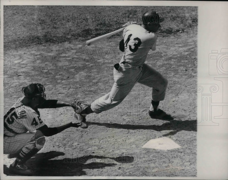 Load image into Gallery viewer, 1961 Press Photo Camilo Carreon of White Sox, Bill Tuttle of Minnesota Twins
