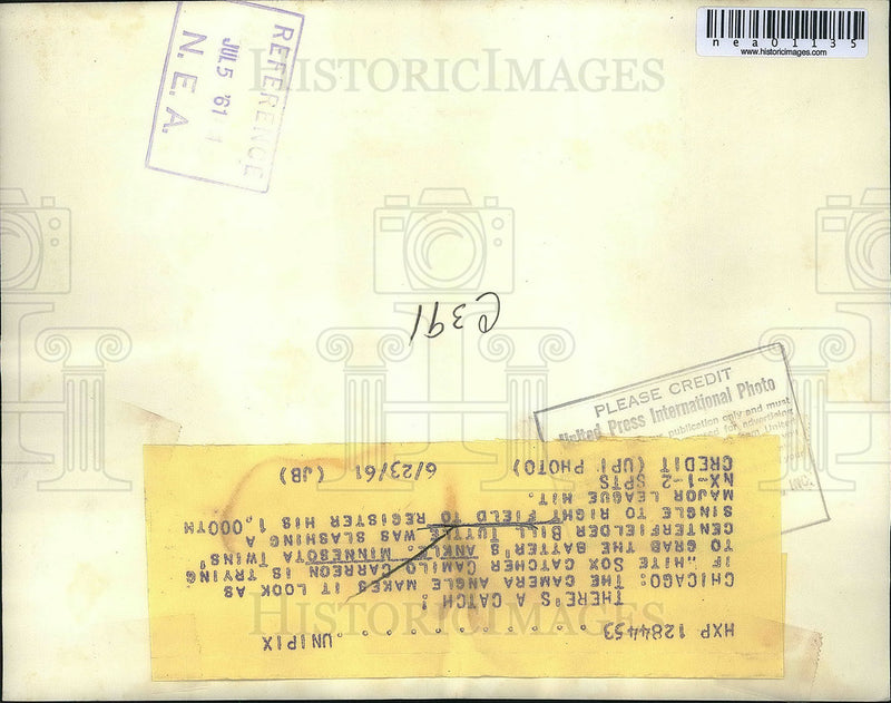 Load image into Gallery viewer, 1961 Press Photo Camilo Carreon of White Sox, Bill Tuttle of Minnesota Twins
