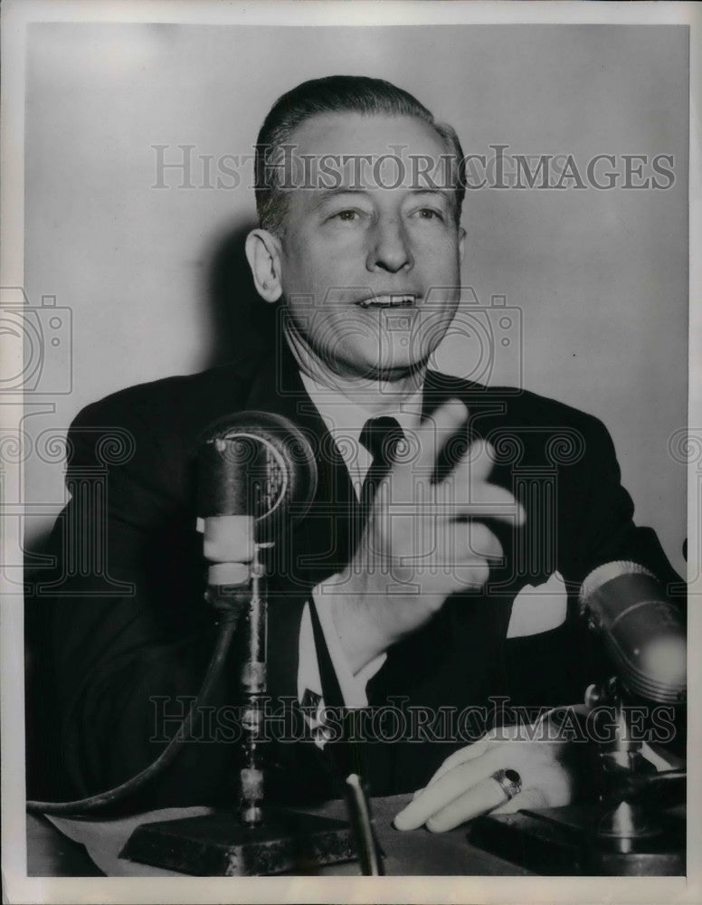 1951 Press Photo Eric Johnson Speaks At News Conference On Wage Increase- Historic Images