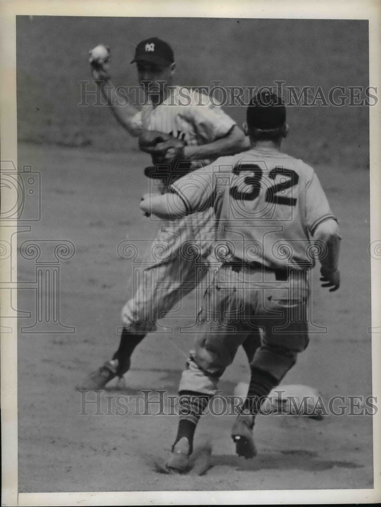Load image into Gallery viewer, 1943 Press Photo Al Smith Cleveland Indians Forced To Second Base Yankee Stadium
