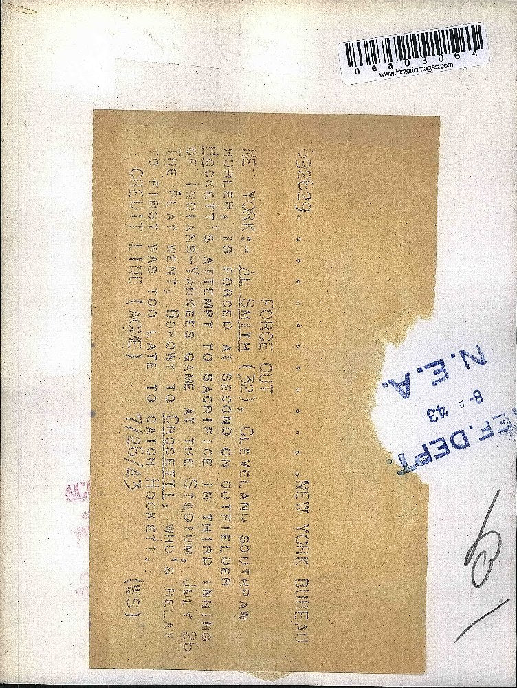 1943 Press Photo Al Smith Cleveland Indians Forced To Second Base Yankee Stadium