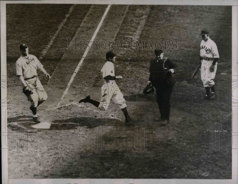 1934 Press Photo Giants Leftfielder Scores First Inning Against Phillies Pitcher- Historic Images