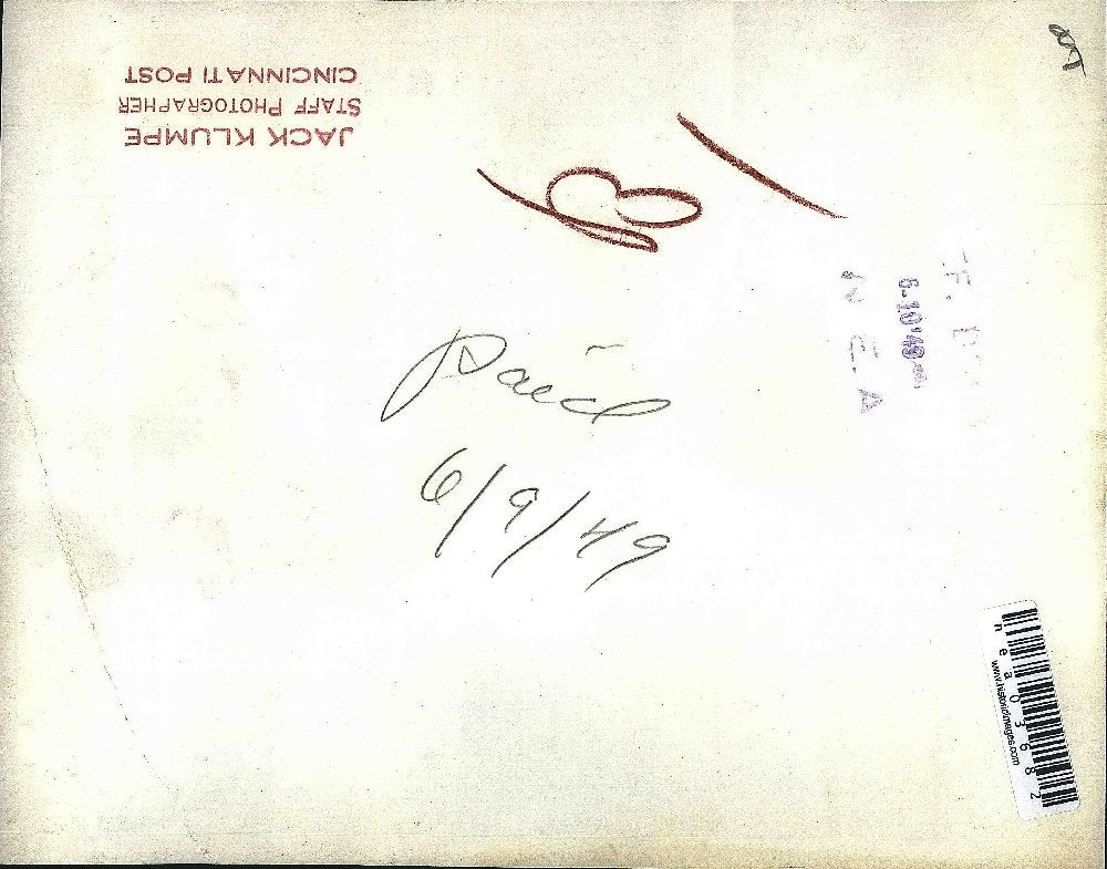 1948 Press Photo N,Y, Giants scores by close margin as Cincinnati put the ball.