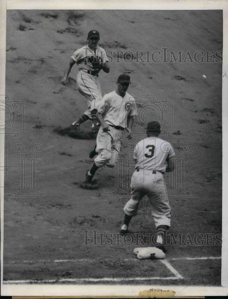 Load image into Gallery viewer, 1946 Press Photo Don Johnson of Cubs, Johnny Mize and Mickey Witik of the Giants
