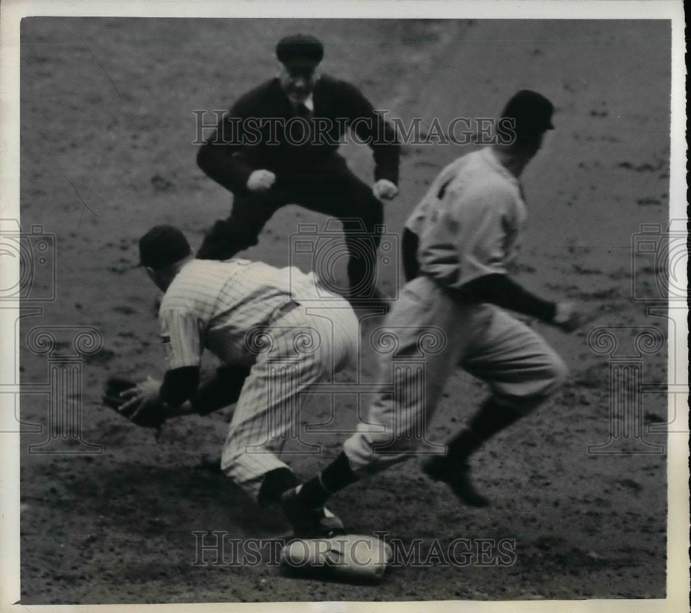 1943 Press Photo Senators George Case Safe at 1st In Game Against Yanks