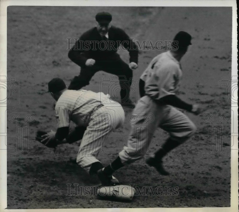 Load image into Gallery viewer, 1943 Press Photo Senators George Case Safe at 1st In Game Against Yanks
