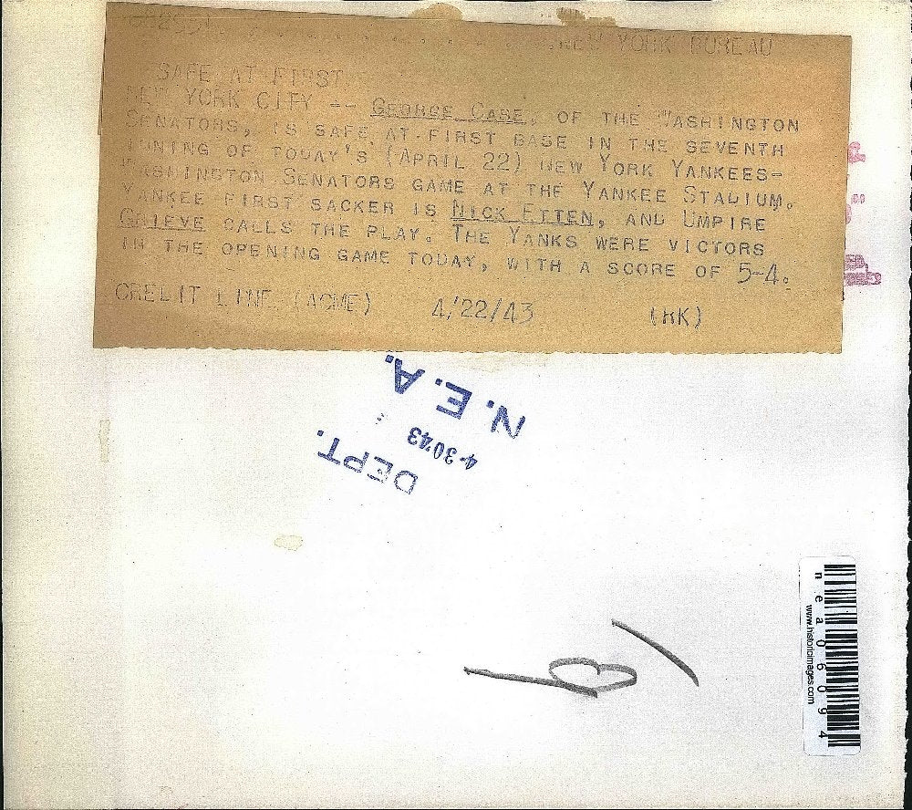 1943 Press Photo Senators George Case Safe at 1st In Game Against Yanks