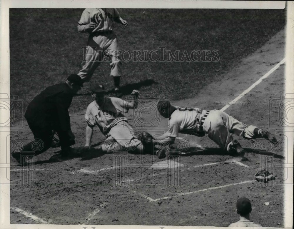 1946 Press Photo Clyde McCullough of Chicago Cubs, Buddy Kerr of New York Giants