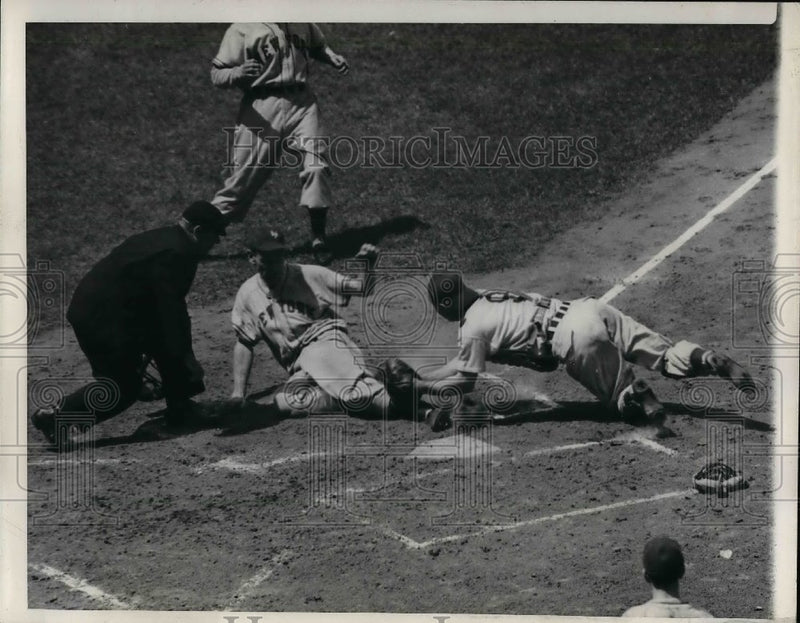 Load image into Gallery viewer, 1946 Press Photo Clyde McCullough of Chicago Cubs, Buddy Kerr of New York Giants
