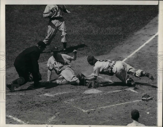 1946 Press Photo Clyde McCullough of Chicago Cubs, Buddy Kerr of New York Giants